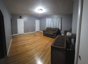 840 Dwelly St, Unit 2W in Fall River, MA - Building Photo