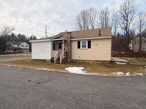 348 Marshall St in Leicester, MA - Building Photo - Building Photo