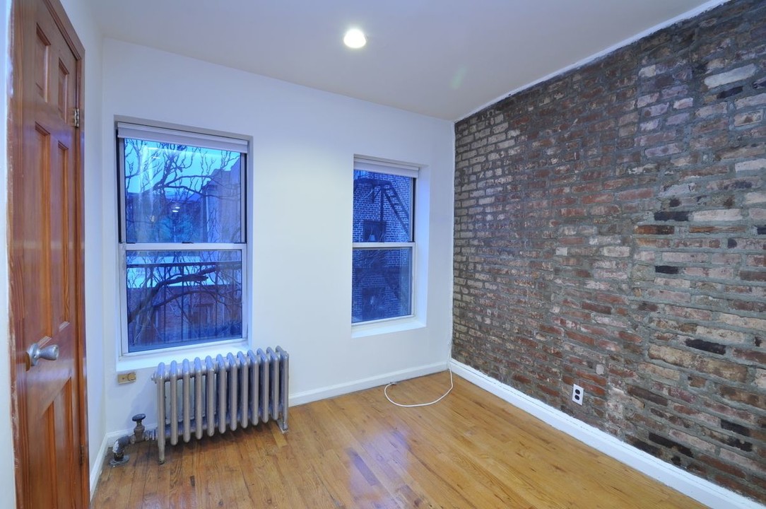 102 Christopher St in New York, NY - Building Photo