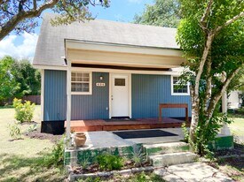 406 S Main St in Kyle, TX - Building Photo