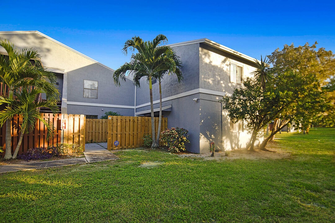 30 Crossings Cir in Boynton Beach, FL - Building Photo