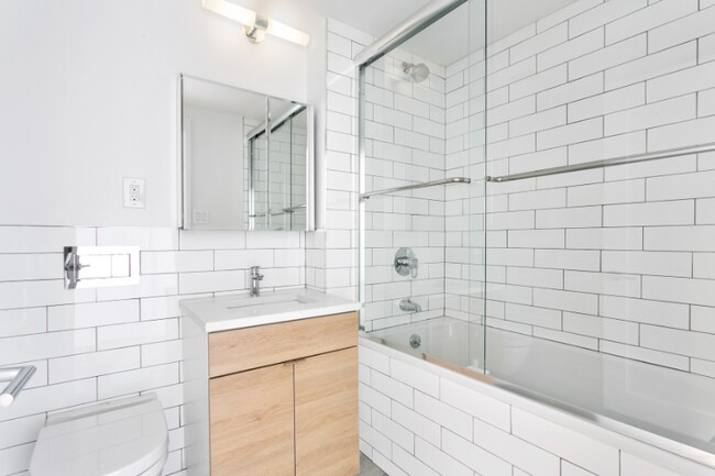 62-60-6299 99th St in Rego Park, NY - Foto de edificio - Building Photo