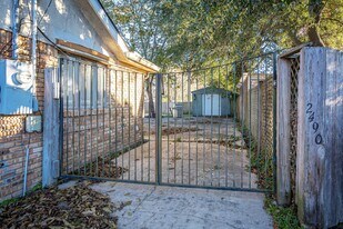 2490 S Shore Dr in Biloxi, MS - Building Photo