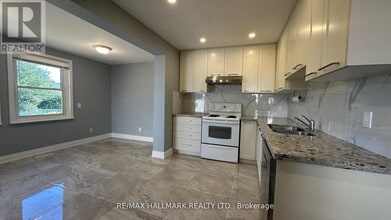 361 Terry Dr in Newmarket, ON - Building Photo - Building Photo