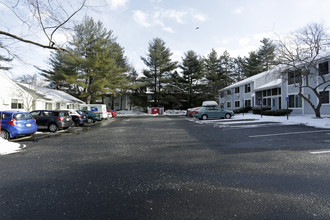 Village Gate Apartments in Nashua, NH - Building Photo - Building Photo