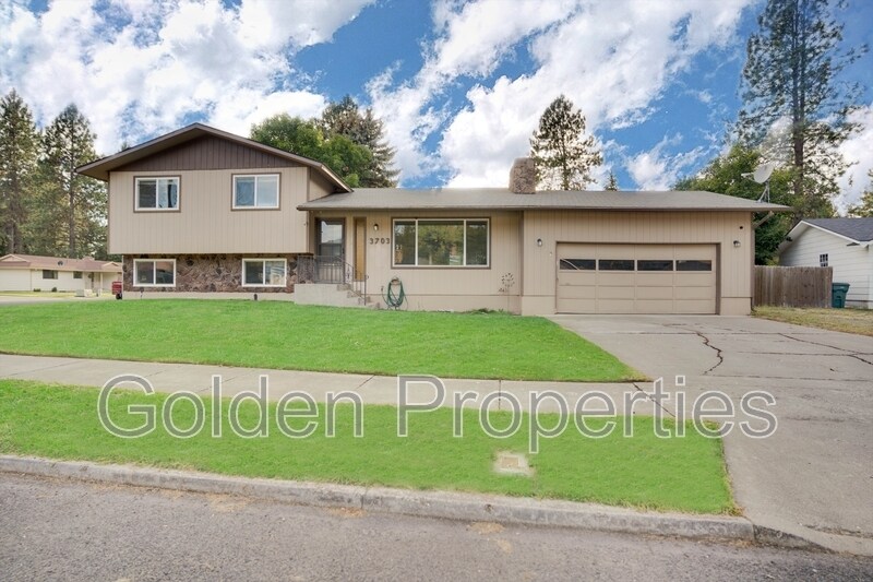 3703 E Pine Hill Dr in Coeur d'Alene, ID - Building Photo