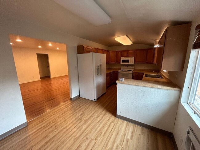 140 B St in Springfield, OR - Building Photo - Building Photo