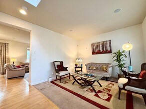 12523 NE 105th Pl in Kirkland, WA - Building Photo - Building Photo