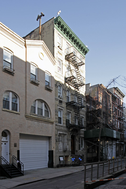 25 Downing St in New York, NY - Building Photo