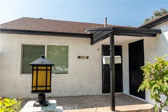 2021 N Parish Pl in Burbank, CA - Foto de edificio - Building Photo