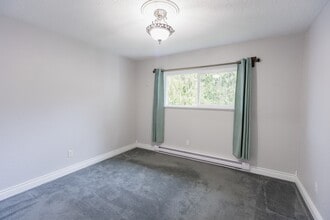 322 Village Way in Qualicum Beach, BC - Building Photo - Building Photo