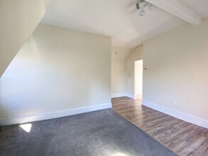 113 Birdsey Ave, Unit Fl 2 in Middletown, CT - Foto de edificio - Building Photo