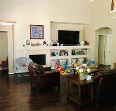 9215 Colonyway Ct in Spring, TX - Foto de edificio - Building Photo