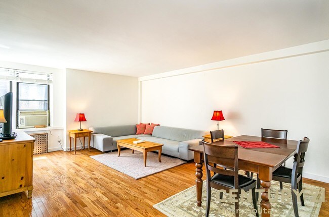 30 E 9th St-Unit -6-F in New York, NY - Building Photo - Building Photo