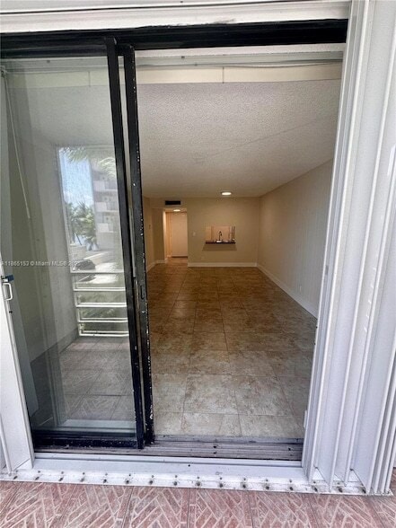 2935 NE 163rd St, Unit 3P in North Miami Beach, FL - Building Photo - Building Photo