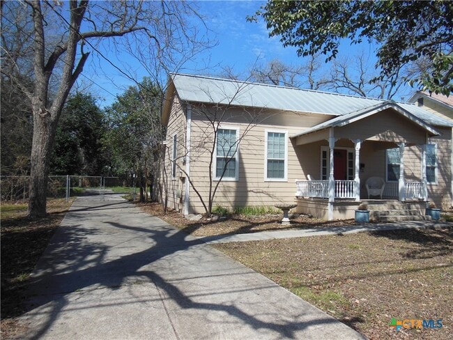 property at 824 W Mill St