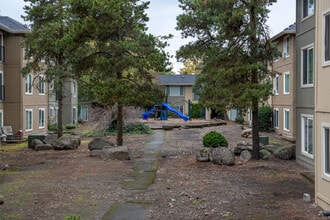 Halsey Summit Apartments in Portland, OR - Foto de edificio - Building Photo
