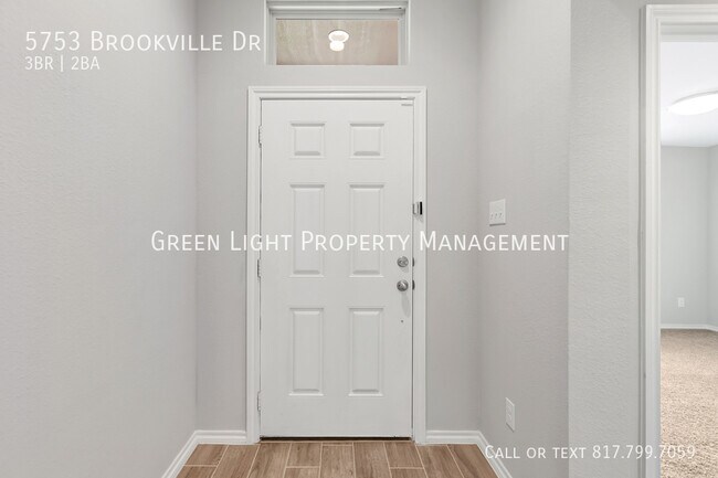 5753 Brookville Dr in Fort Worth, TX - Foto de edificio - Building Photo
