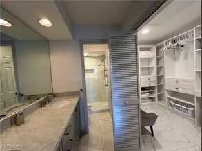 513 Lake Louise Cir in Naples, FL - Building Photo - Building Photo