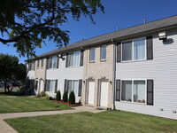 Kearsley Creek Townhomes in Davison, MI - Building Photo - Building Photo