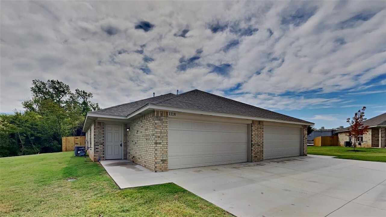 1108 Chase Ln in Yukon, OK - Building Photo