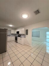2390 NW 30th St in Miami, FL - Building Photo - Building Photo
