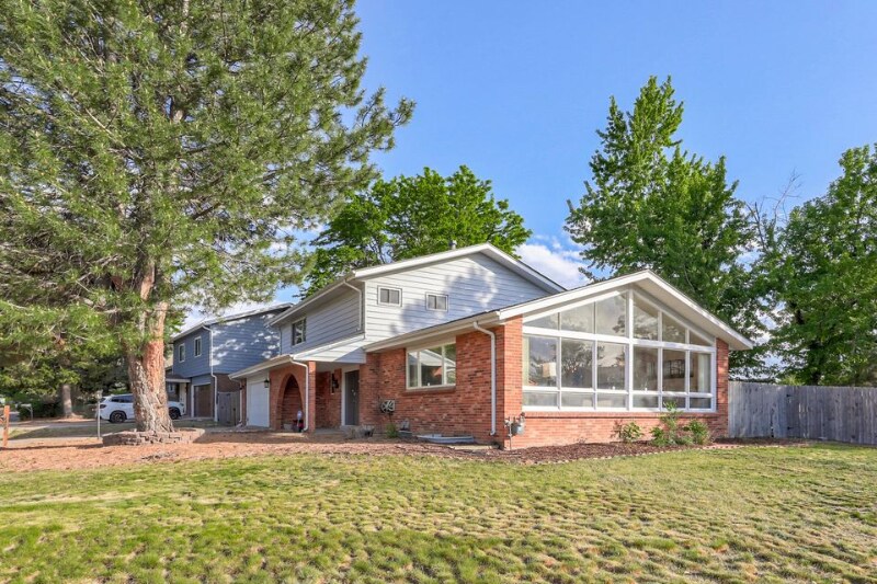2403 S Lima Way in Aurora, CO - Foto de edificio