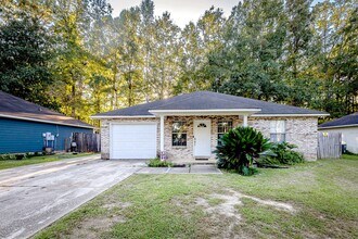 5575 Dead River Rd in Gautier, MS - Building Photo - Building Photo