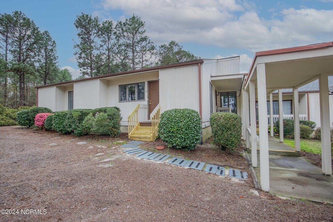 40 Martin Dr in Whispering Pines, NC - Foto de edificio