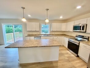 18 Chase Ct in Essex Junction, VT - Building Photo - Building Photo