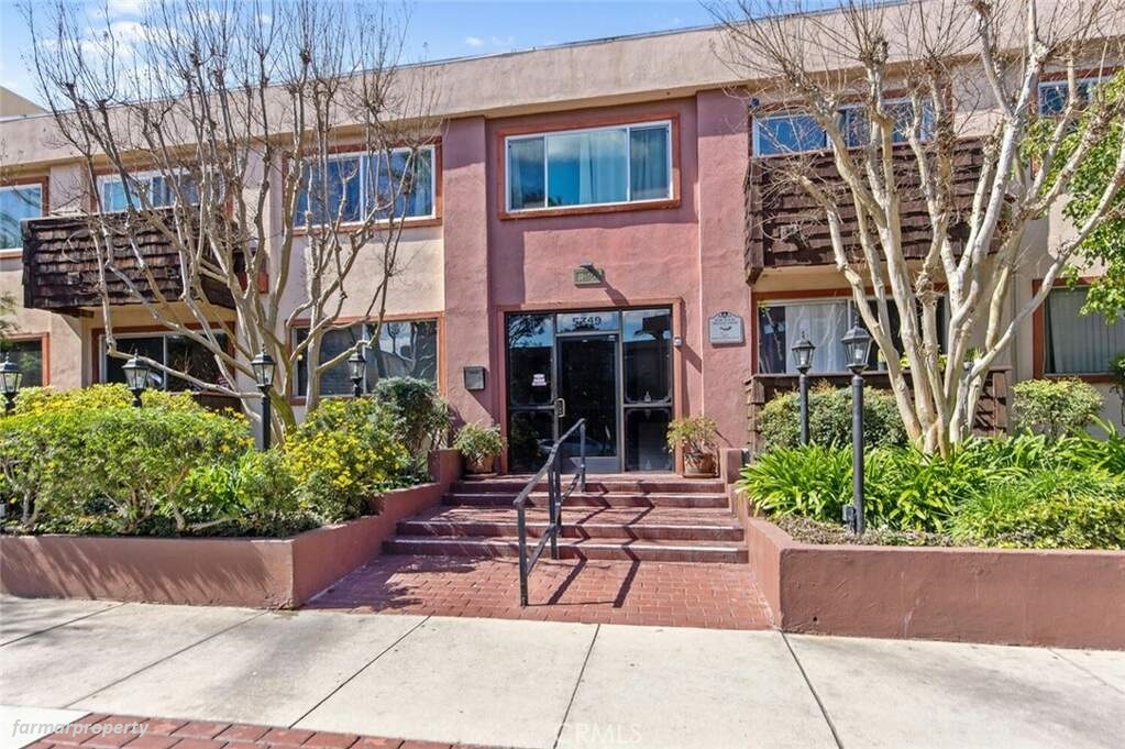 5349 Newcastle Ave, Unit 50 in Encino, CA - Building Photo