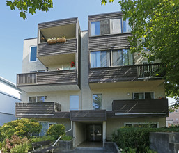 1065 W 72nd Ave in Vancouver, BC - Building Photo - Building Photo