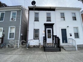 466 W College Ave in York, PA - Building Photo