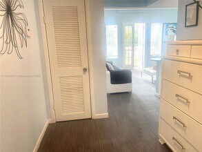 918 Ocean Dr in Miami Beach, FL - Building Photo - Building Photo