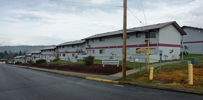 Lookingglass Apartments in Roseburg, OR - Foto de edificio - Building Photo