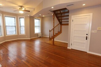 2202 W Belmont Ave, Unit 2F in Chicago, IL - Foto de edificio - Building Photo