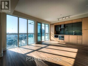 300 Front St W in Toronto, ON - Building Photo - Building Photo