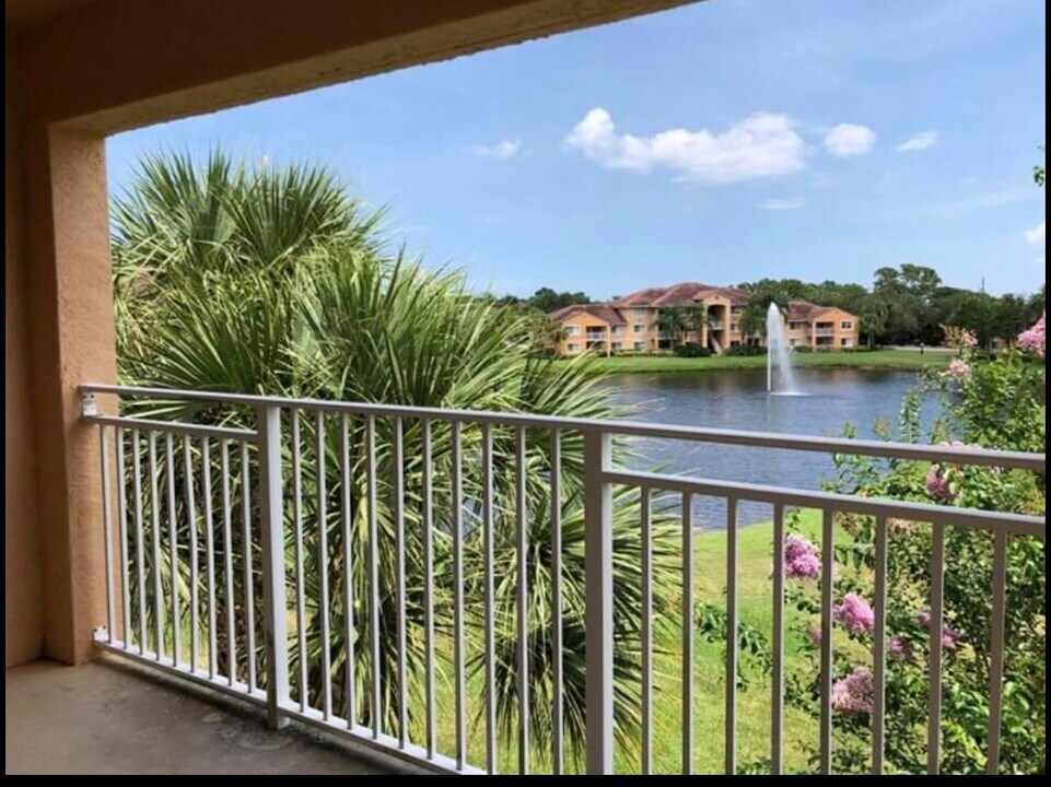 131 SW Palm Dr in Port St. Lucie, FL - Foto de edificio