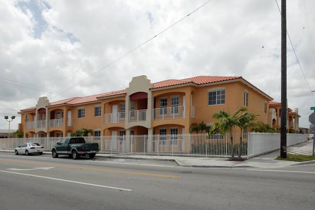 932 Palm Ave in Hialeah, FL - Building Photo - Building Photo