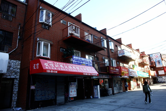 13339-13351 41st Rd in Flushing, NY - Foto de edificio - Building Photo