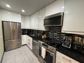 2821 Los Felices Cir W in Palm Springs, CA - Building Photo - Building Photo