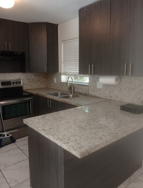 2241 Monroe St, Unit 10 in Hollywood, FL - Building Photo