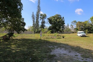 Patio Ct in Lake Worth, FL - Building Photo