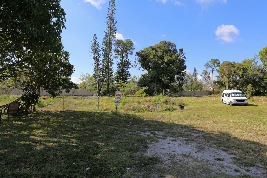 Patio Ct in Lake Worth, FL - Building Photo