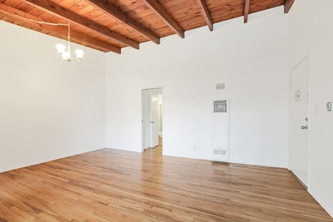 978 S Barrington Ave, Unit 04 in Los Angeles, CA - Building Photo - Building Photo