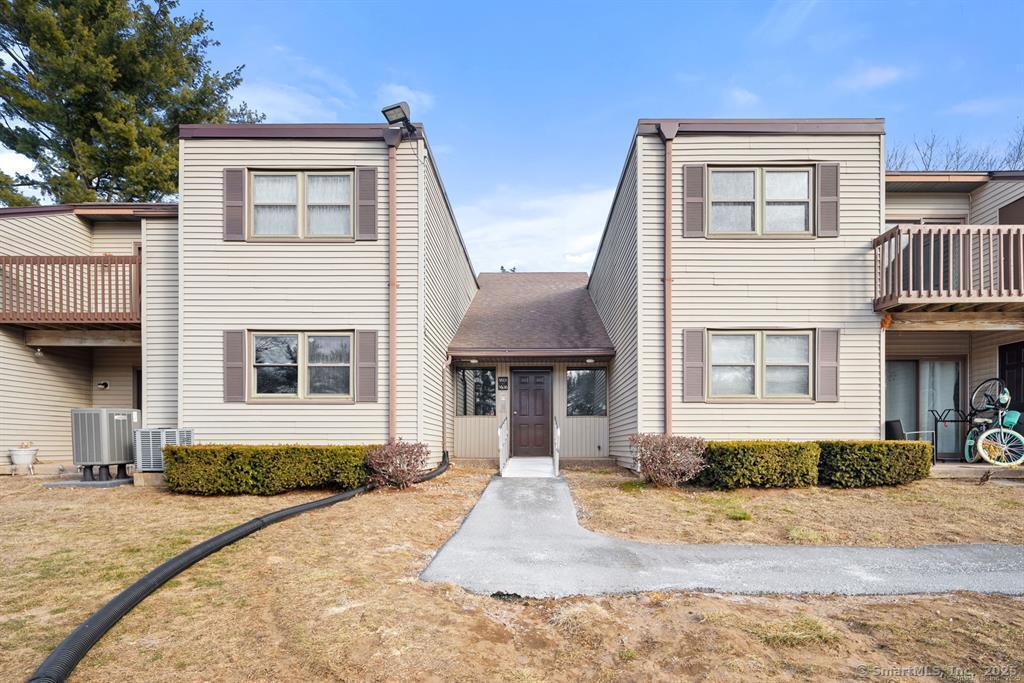 1606 Twin Circle Dr in South Windsor, CT - Building Photo