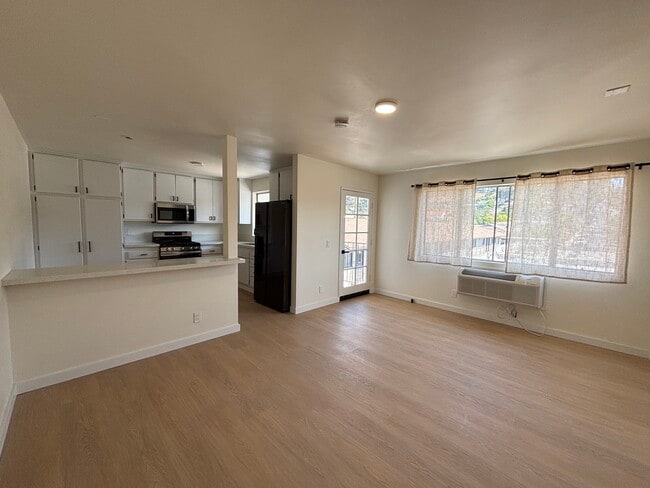 6079 La Prada in Los Angeles, CA - Foto de edificio - Building Photo