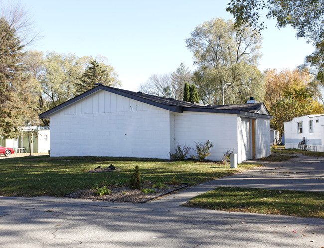 Village Estates Mobile Home Park in Ypsilanti, MI - Building Photo - Building Photo