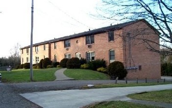 Brookfield View Apartments in Massillon, OH - Foto de edificio - Building Photo