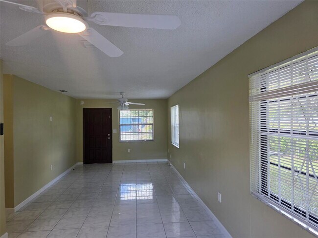 309 NE 169th St in North Miami Beach, FL - Building Photo - Building Photo